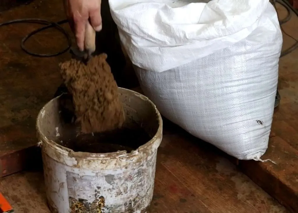 Глину высыпают в ведро